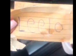 Mujer encuentra nota acosadora en su parabrisas